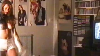 Horny fille aux cheveux porno langue français noirs avec de gros seins saggy est baisée dur dans le bureau de son patron