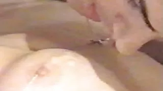 La vilaine salope Sarina Tsubaki fait une amateur francais sexe pipe profonde dans une pièce sombre