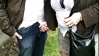 La séduisante brune Aidra Fox enlève sa sexe porno français jupe et se masturbe à l'extérieur