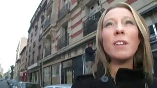 Salope porno mahorais blonde empilée avec un gros cul baisée en levrette