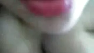 La brune aux gros seins Christina Snow se masturbe sur la table de la cuisine video porno amateur francais