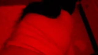 Une brune naturelle avale deux bites charnues qui sortent d'un porno francais voyeur jean