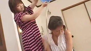 Un instructeur de fitness suce les tétons de la brune aux gros seins prono américaine Ava Addams