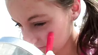 Grande branlette et pipe de la brune coquine site porno belge Sara Luvv