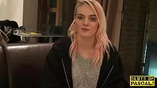 Les filles aux gros seins Rikki Six et Loni Evans sucent une french couple amateur bite sucrée
