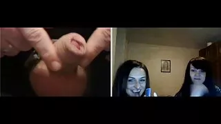 Une fille passionnée avec sexe amateur allemand des lignes de bronzage sexy en bikini enlève son jean et se masturbe la chatte