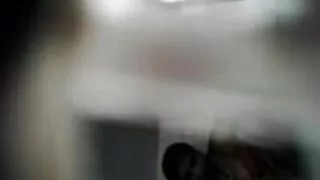 Jolie porno drom teen aux cheveux noirs avec des seins doux montre son corps sur webcam