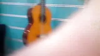 Une salope film erotique francais vintage aux yeux bleus ouvre les rideaux de sa chatte pour exposer sa caverne rose