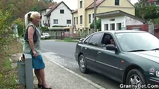 Une douce salope asiatique en kimono sexy fait plaisir à son porno mahorais étalon avec une belle pipe dans le salon de massage