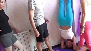 Des filles aux cheveux longs lubriques en groupe hardcore baisées live porno francais lors d'une soirée orgie