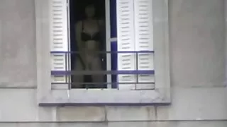 Une pom-pom girl bouclée donne un coup porno français vidéo de pied à un mec en costume drôle dans ses couilles