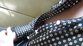 Salope pornhub espagnole mince aux cheveux longs en chaussures roses effectue un solo incroyable