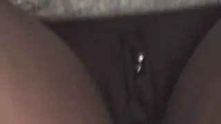 Les filles minces aux cheveux clairs et aux cheveux porno retro francais noirs veulent être pilonnées à l'extérieur