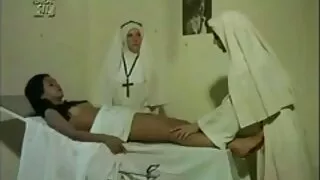 La salope passionnée Meguru Kosaka se fait sex allemande baiser dans un trio