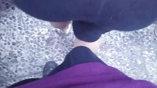 Superbe blonde Blanche donne un bon footjob et porno vieilles francaises chevauche une bite avec son cul