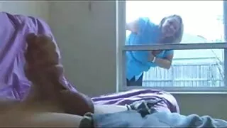 Busty Latina Sadie Santana est baisée dur sur french porn family le canapé
