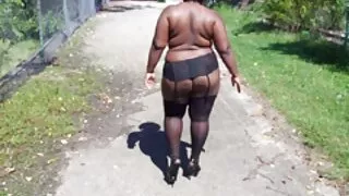 La superbe porno francais viol beauté blonde Franciska se vante de sa tenue noire