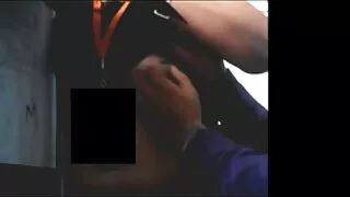 Une jolie brune baise le trou anal d'un mec et branle sa video de sex en francais bite