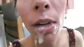 La sexe francais mature salope bronzée joue avec sa chatte douce et insatiable et fait une pipe