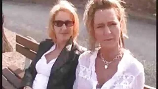 Une brune écarte porno francais violent les fesses de sa copine et jupe le trou du cul