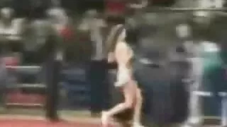 une nana brune coquine en costume luxueux présente un solo pornub francais super chaud