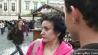 Une nana en ébène avec un butin offre à un étalon noir une pipe géniale youporn fr