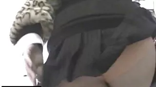 La nympho japonaise aux gros seins Riku Hinanos sexe mature francais laisse son amant caresser ses gros seins