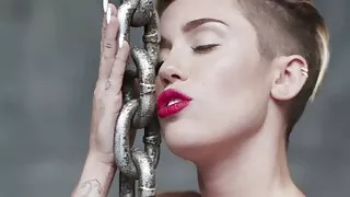cerise rose serrée d'une porno gros seins francais ado blonde tentante piquée avec un gode dans une vidéo lesbienne