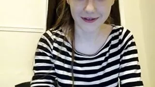 Zoey Holloway porno américains ouvre les rideaux de sa chatte pour la pénétrer avec sa langue