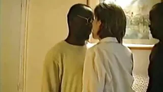 Un ami tatoué fiévreux aime baiser avec deux beautés porno amateurs français aux cheveux noirs excitées