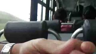 Salope aux cheveux noirs coquine dans des filets de pêche blancs porno français orgasme se fait baiser avec un bouton dans une pose mish rugueuse