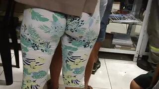 la salope rousse saute sur un iris mittenaere porno vilain mec avec un anus sans fond pendant qu'une autre fille lui bouffe le cul