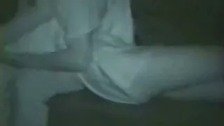 Une femme rousse au cul film porno allemand large chevauche une bite pieuse dans une pose de cowgirl inversée
