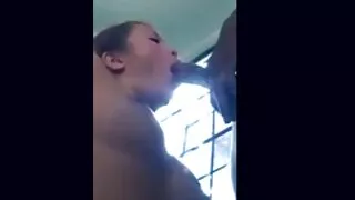 Une brune douce exhibe ses atouts dans le hentai porno francais dressing